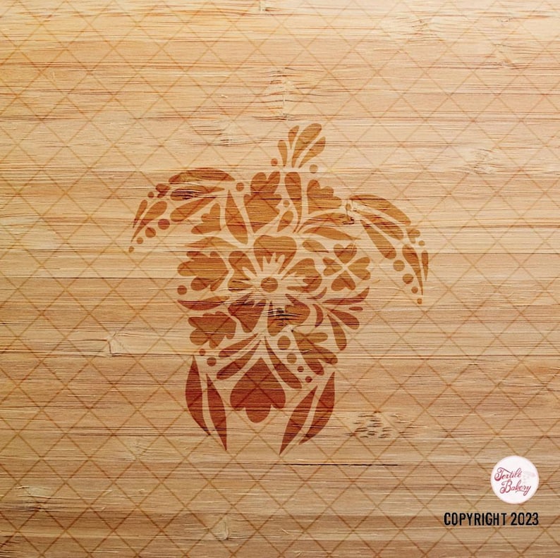 Pu&ograve; includere: Un disegno floreale marrone a forma di tartaruga su uno sfondo a grana di legno. Il disegno &egrave; intricato e dettagliato, con una variet&agrave; di fiori e foglie.