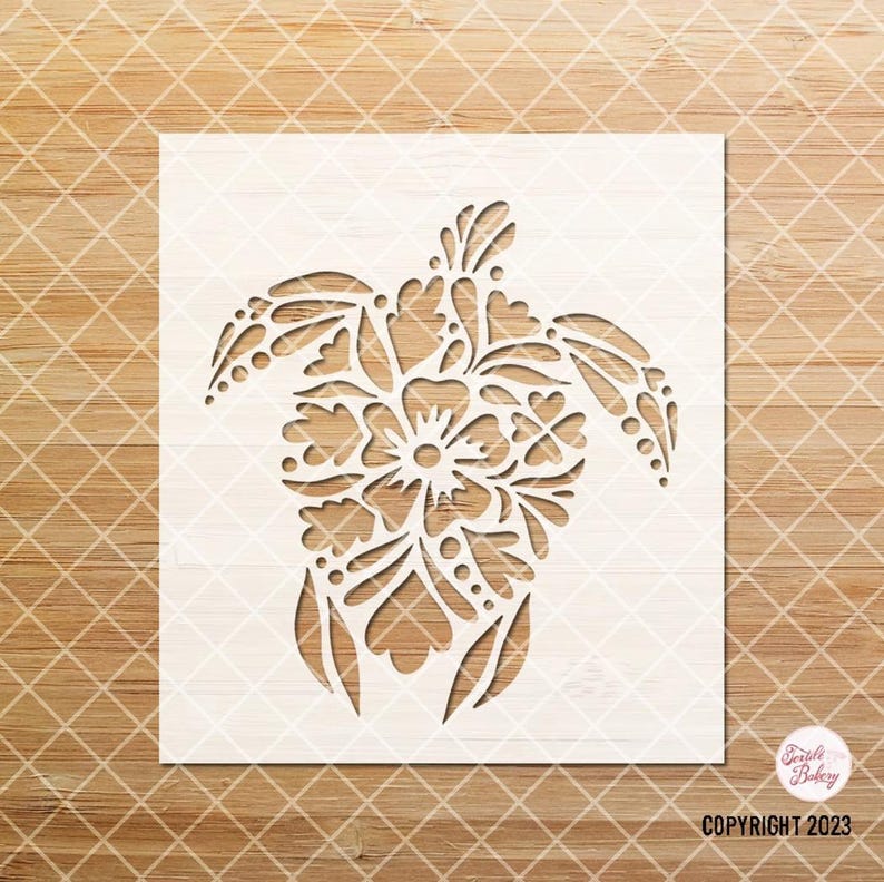 Pu&ograve; includere: Uno stencil bianco di una tartaruga con un disegno floreale. La tartaruga &egrave; rivolta a destra e ha un motivo floreale dettagliato sul suo guscio.