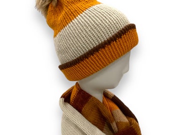 Infinity scarf with its reversible hat and removable pompom