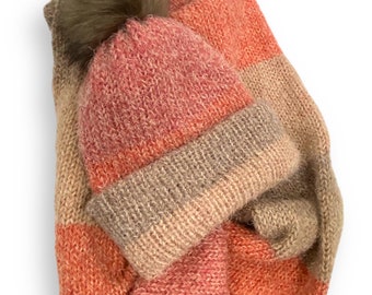 Infinity scarf with its reversible hat and removable pompom