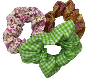 Chouchou, scrunchie, pink flowers, everlasting, green tiled