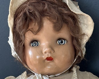 Madame Alexander Little Genius Composition Baby Doll in markiertem Kleid