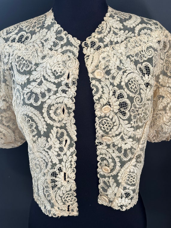 Elegant Vintage Women's Lace Jacket / Blouse - image 9