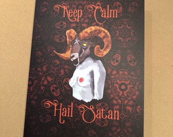 Puede incluir: Una impresión en negro y rojo con una figura con cabeza de carnero con un pentagrama en la frente. El texto "Keep Calm" y "Hail Satan" está escrito en una fuente estilizada.