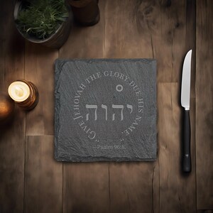 Sous-bocks en ardoise JW édition « Texte de l'année 2025 ». Lot de 4 pièces de 4 po. JW Gifts. Dessous de verre en ardoise gravée « Rendez à Jéhovah la gloire que son nom doit »