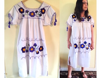 Vintage Hand Embroidered Mexican Dress Floral Embroidered White Mexican Tunic Hippie Boho Gypsy Festival Ethnic Bohemian