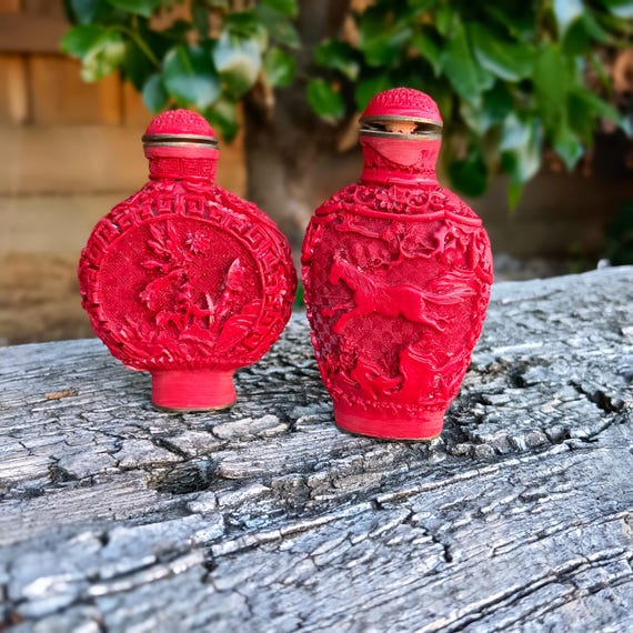 Snuff bottles with figures in landscape - China - Qing  Vintage Carved Red Cinnabar‎ Snuff Bottle Scenic Design main image 1