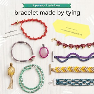 Op de afbeelding: Een assortiment handgemaakte armbanden in diverse kleuren en ontwerpen, waaronder rood, paars en groen. De afbeelding bevat de tekst "bracelet made by tying" en "Super easy! 9 techniques."