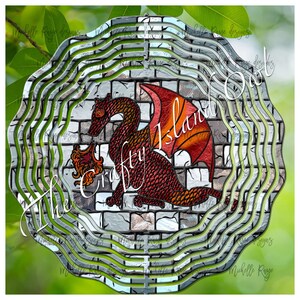 Peut inclure: Un tourniquet à vent circulaire en métal avec un dragon rouge et orange sur un fond de briques. Le tourniquet à vent a un design ondulé et est entouré de feuillage vert.