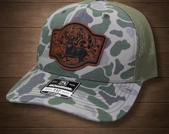Cappello con toppa in pelle raffigurante un cervo dalla coda bianca / Cappello da cacciatore incisa al laser / Cappello da cacciatore di cervi, regalo per uomo / Cappello mimetico da caccia per appassionati di attività all'aperto