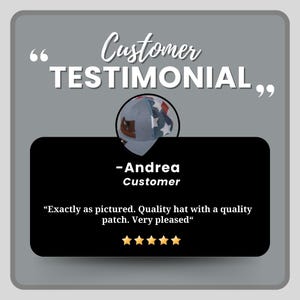 Op de afbeelding: Een grijze baseballcap met een patch, witte sterren en rode accenten wordt getoond in een getuigenis van een klant. De tekst luidt "Customer TESTIMONIAL" en "Exactly as pictured. Quality hat with a quality patch. Very pleased."