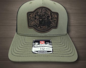 Cappello con toppa in pelle di cervo dalla coda bianca / Cappello da camionista da caccia inciso al laser / Cappello da cacciatore di cervi regalo per uomo / Cappello da cacciatore all'aperto