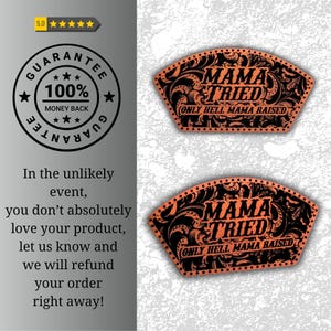 Op de afbeelding: Twee oranje en zwarte patches met de tekst "MAMA TRIED" en "(ONLY HELL MAMA RAISED)". De patches hebben een decoratieve rand en een bloemmotief. Een garantiebadge en tekst zijn ook zichtbaar.