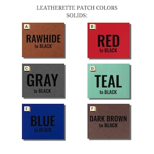 Op de afbeelding: Afbeelding met zes kleuropties voor leren patches: Rawhide, Rood, Grijs, Teal, Blauw en Donkerbruin. Elke kleur wordt weergegeven op een vierkant met de tekst "to BLACK" onder de kleurnaam. De tekst "LEATHERETTE PATCH COLORS SOLIDS:" staat bovenaan.