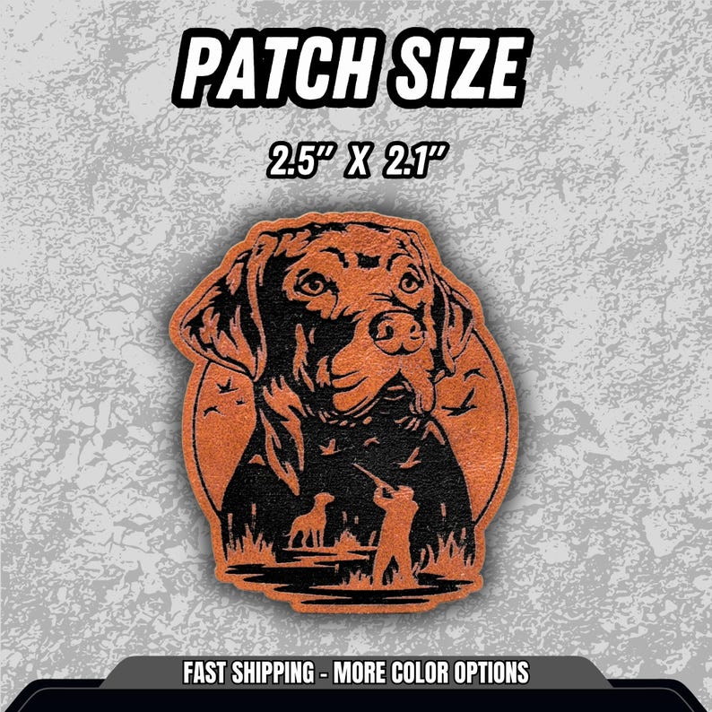 Puede incluir: Un parche marr&oacute;n y negro con la cabeza de un perro y una silueta de escena de caza. El parche mide 6,35 cm x 5,33 cm. El texto "PATCH SIZE" est&aacute; en la parte superior.