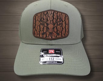 Cappello da cacciatore con toppa in pelle incisa al laser / Cappello da camionista con toppa in pelle incisa al laser / Richardson 112 Camo / Regalo di caccia per uomo / Outdoorsman Hunter