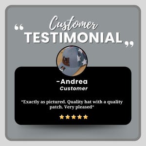 Puede incluir: Gr&aacute;fico de testimonio de cliente con una gorra de b&eacute;isbol gris con un parche marr&oacute;n y un patr&oacute;n de estrellas. El texto dice "Customer TESTIMONIAL" e incluye una cita del cliente y una calificaci&oacute;n por estrellas.