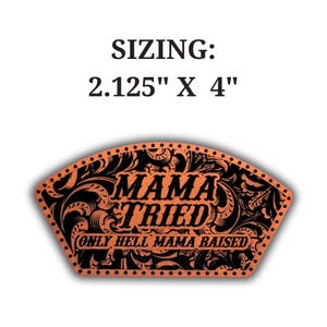 Op de afbeelding: Een oranje en zwarte leren patch met de tekst "MAMA TRIED" en "(ONLY HELL MAMA RAISED)". De patch is 5,4 cm bij 10,2 cm en heeft een decoratief bloemenontwerp.