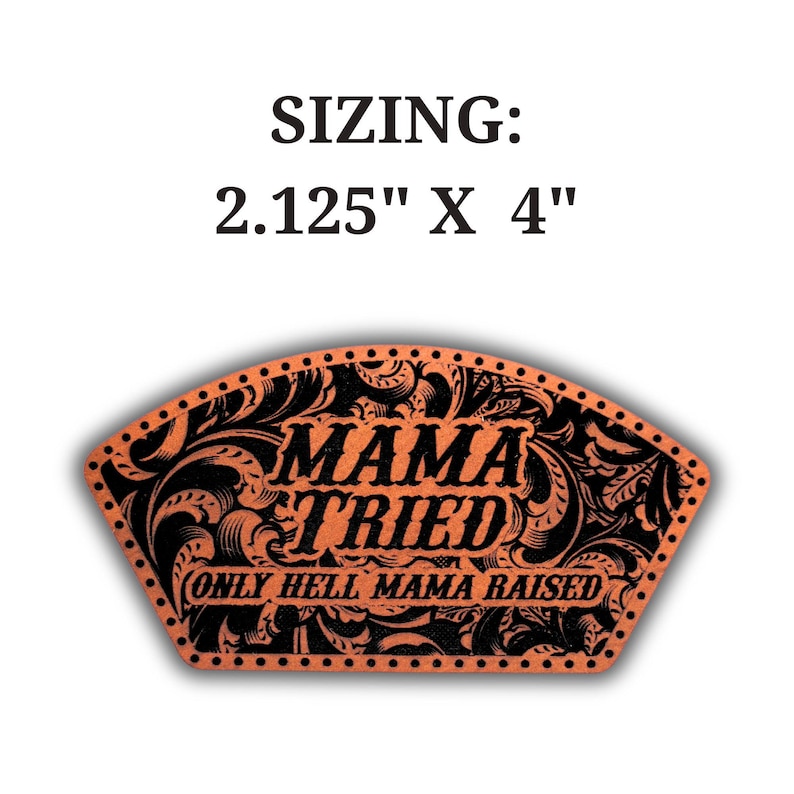 Op de afbeelding: Een oranje en zwarte leren patch met de tekst "MAMA TRIED" en "(ONLY HELL MAMA RAISED)". De patch is 5,4 cm bij 10,2 cm en heeft een decoratief bloemenontwerp.