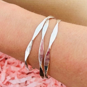 Silver bangle/dainty sterling  bangle/pretty bracelet/minimal bangle/textured bangle/stacking bangle/stacking bracelet/ladies bracelet/boho