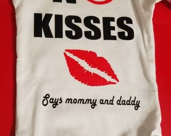 No Kisses Onsie / Don't kiss me onsie / mamma e papà hanno detto no baci, ragazze dentro, ragazzi onsie / divertente bambino onsie / onsies personalizzabile / senza labbra