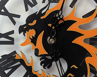 Orologio con silhouette di drago fiammeggiante