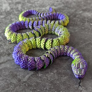 Looooong gelede slang. 3D-geprint fidget/angstspeelgoed/ornament/sculptuur Purple / Green