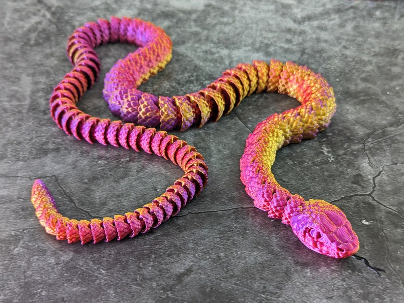 Looooong gelede slang. 3D-geprint fidget/angstspeelgoed/ornament/sculptuur Purple / Gold