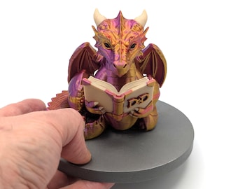 Figurina: Drago che legge D&D