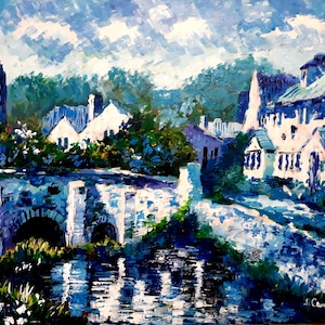 Puede incluir: Una pintura de un pequeño pueblo con un puente de piedra sobre un río. Los edificios son blancos con techos azules y hay árboles y arbustos en primer plano. El cielo es azul con nubes blancas.