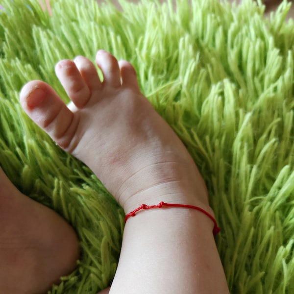 Bracelet de protection rouge pour nouveau-né avec trois nœuds Cadeau pour bébé Baby shower Ficelle réglable Amulette porte-bonheur Cordon en nylon 0,8