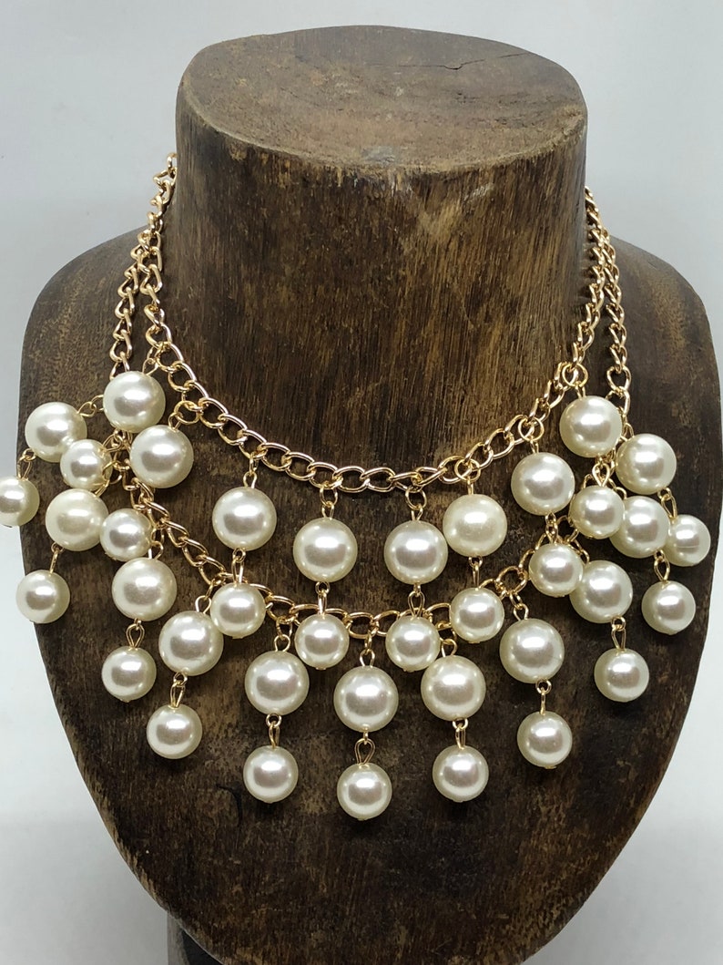 TV Two Broke Girls Caroline pearl necklace Netflix