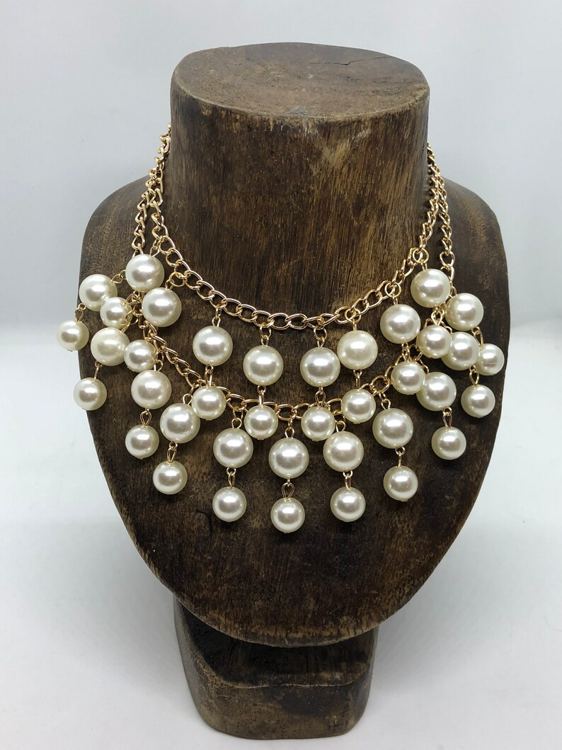 TV Two Broke Girls Caroline pearl necklace Netflix