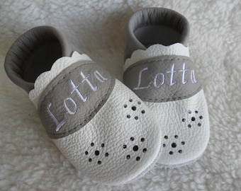 Lederpuschen Babypuschen personalisiert Taufschuhe weiß-grau Mädchen Namensschuhe Baby Krabblschuhe Geburtsgeschenk Taufschuhe