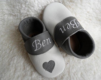 Babyschuhe Babypuschen personalisiert Taufschuhe Jungen Krabbelschuhe mit Namen Lederpuschen Baby Krabbelpuschen weiß grau