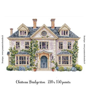 Peut inclure: Grille de point de croix représentant un château, intitulé "Château Bridgerton." La taille du motif est de 220 x 150 points. Comprend le texte "Poussière des toiles" et "Sabine Chauvet."