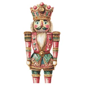 Puede incluir: Un cascanueces de Navidad rosa y verde con una corona dorada y una barba blanca. El cascanueces lleva un uniforme rojo y dorado con una faja verde.