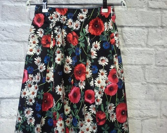 Elegant skirt with white and red flowers on a black background with lace, pleated skirt in cotton and black lace at the bottom with poppies and daisies