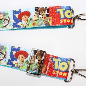 Puede incluir: Dos cordones con personajes de la pel&iacute;cula de animaci&oacute;n Toy Story. Los cordones tienen un patr&oacute;n repetitivo de Buzz Lightyear, Jessie, Woody y otros personajes. Los cordones son azules, rojos y verdes con cierres met&aacute;licos plateados.