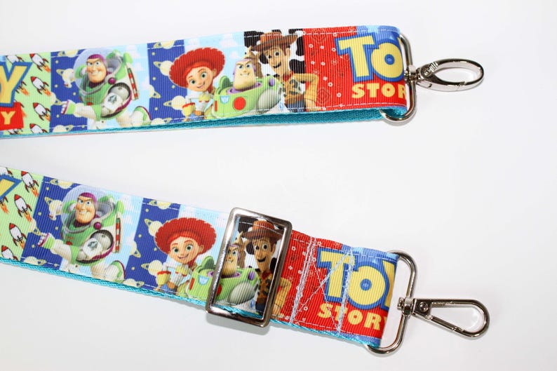 Puede incluir: Dos cordones con personajes de la pel&iacute;cula de animaci&oacute;n Toy Story. Los cordones tienen un patr&oacute;n repetitivo de Buzz Lightyear, Jessie, Woody y otros personajes. Los cordones son azules, rojos y verdes con cierres met&aacute;licos plateados.