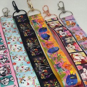 Puede incluir: Seis llaveros coloridos con diferentes diseños de personajes de Disney. Los llaveros presentan personajes como dálmatas, Cenicienta, Mickey Mouse, Nemo y Bambi. Cada llavero tiene un anillo de metal y un clip negro, plateado o dorado.