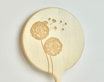 Handspiegel van gegraveerd hout met paardebloem