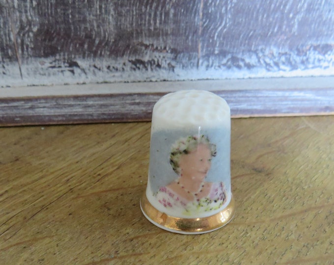 Queen Mother Bone China Thimble, British Royal Family / Vintage thimble / bone china / made in England / B2
