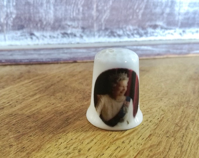 Queen Bone China Thimble, Golding Jubilee / British Royal Family / Vintage thimble / bone china / made in England / A10