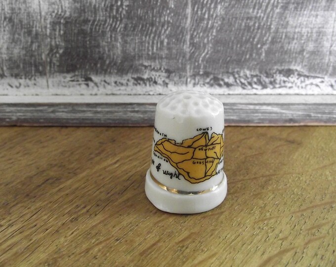 Vintage thimbles / isle of wight thimble / beautiful Fine Bone China / places of interest / bone china England made / H5