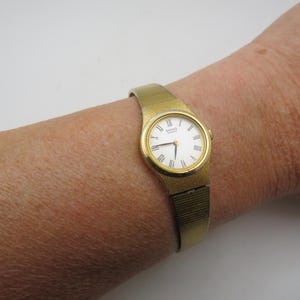 vintage seiko wrist watch / womans gold watch / wrist 7" watch / vintage gift / watch / ladies watch (w9)