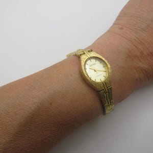 vintage Gold Watch / Oval ladies watch  / quartz watch  / Vintage dial  / vintage / ladies  watch  (x24)