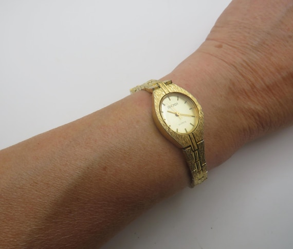 Vintage Gold Sekonda Watch: Oval Dial, Ladies Bracelet, X24