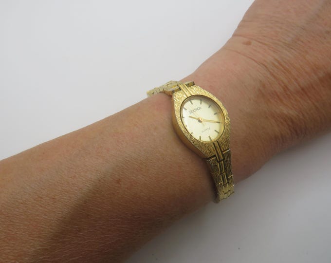 vintage Gold Watch / Oval ladies watch  / quartz watch  / Vintage dial  / vintage / ladies  watch  (x24)