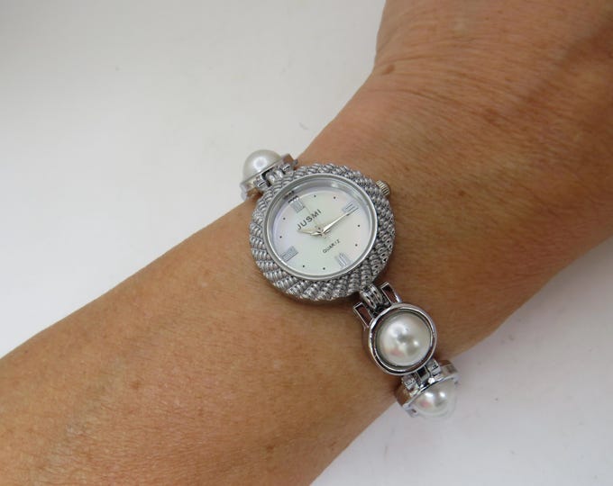 Vintage Pearl Ladies Dress Watch - Quartz Movement AA14